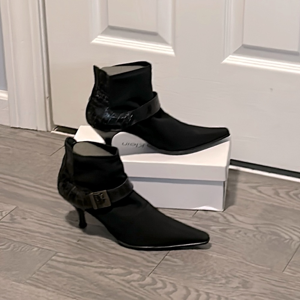 Ankle boots with Splenda ankle boot. leather back and suede in the front.